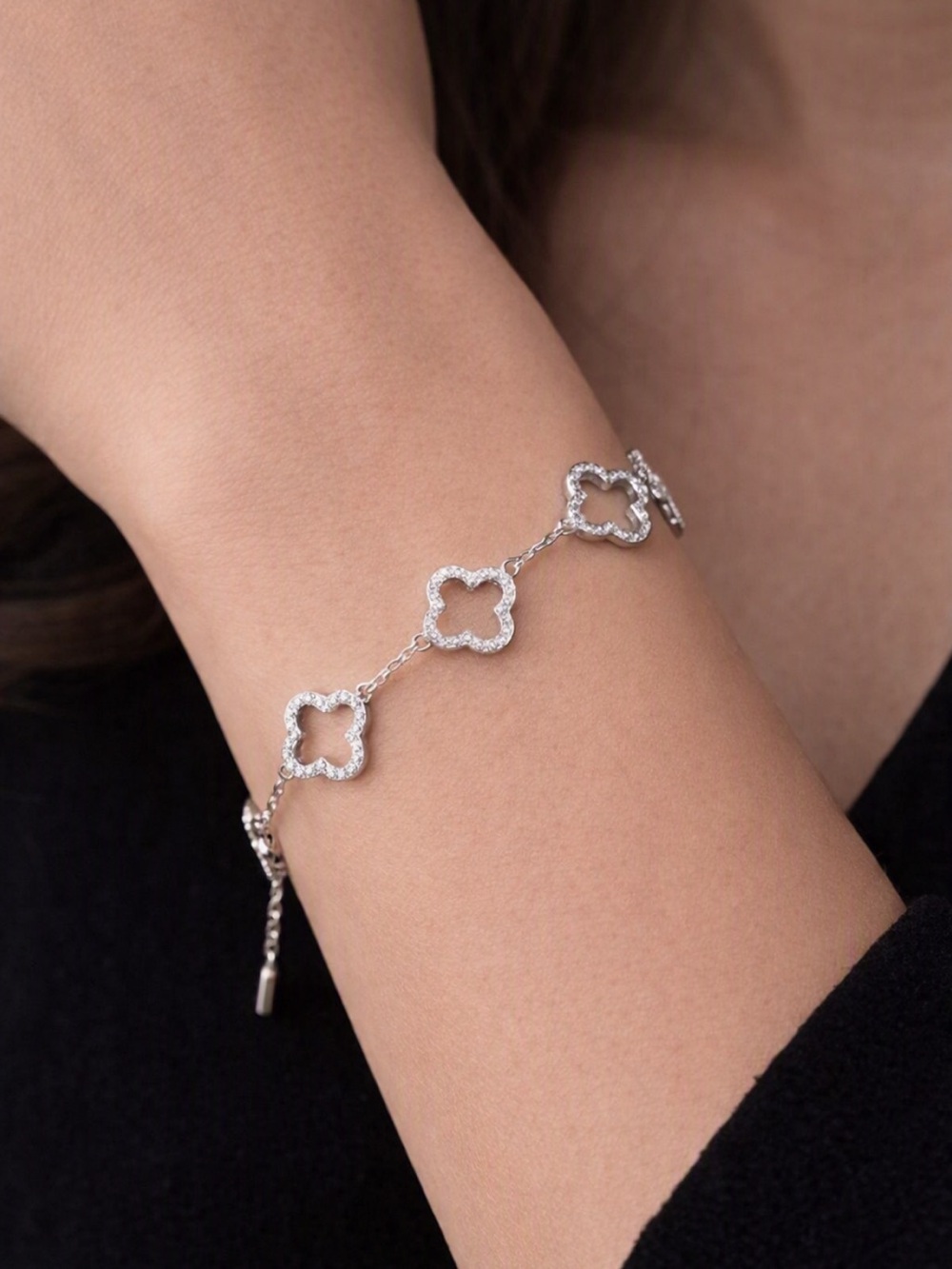 NEW Dainty Silver Clover Bracelet 5 Motif Sparkling Clear Crystal Charm
C3